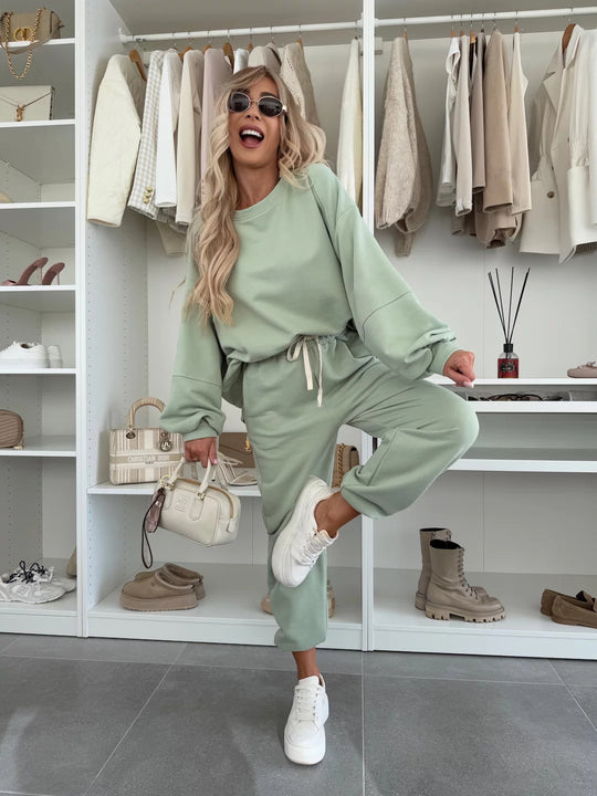 Damen Oversized Loungewear-Set aus weich angerautem Sweat mit Kordelzug-Jogginghose und relaxed Pullover Shop Nory