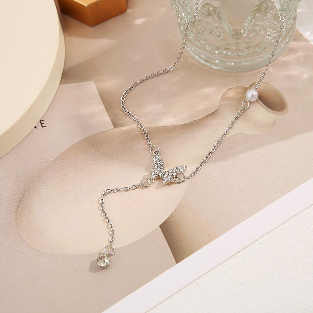 Damen Y-Halskette mit funkelndem Schmetterlingsanhänger und Perlendetails Shop Nory