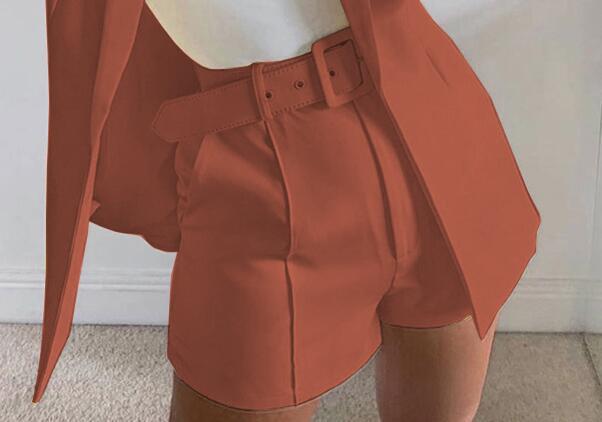 Damen Zweiteiliges maßgeschneidertes Blazer‑Set mit hochtaillierten Shorts und Gürtel Shop Nory