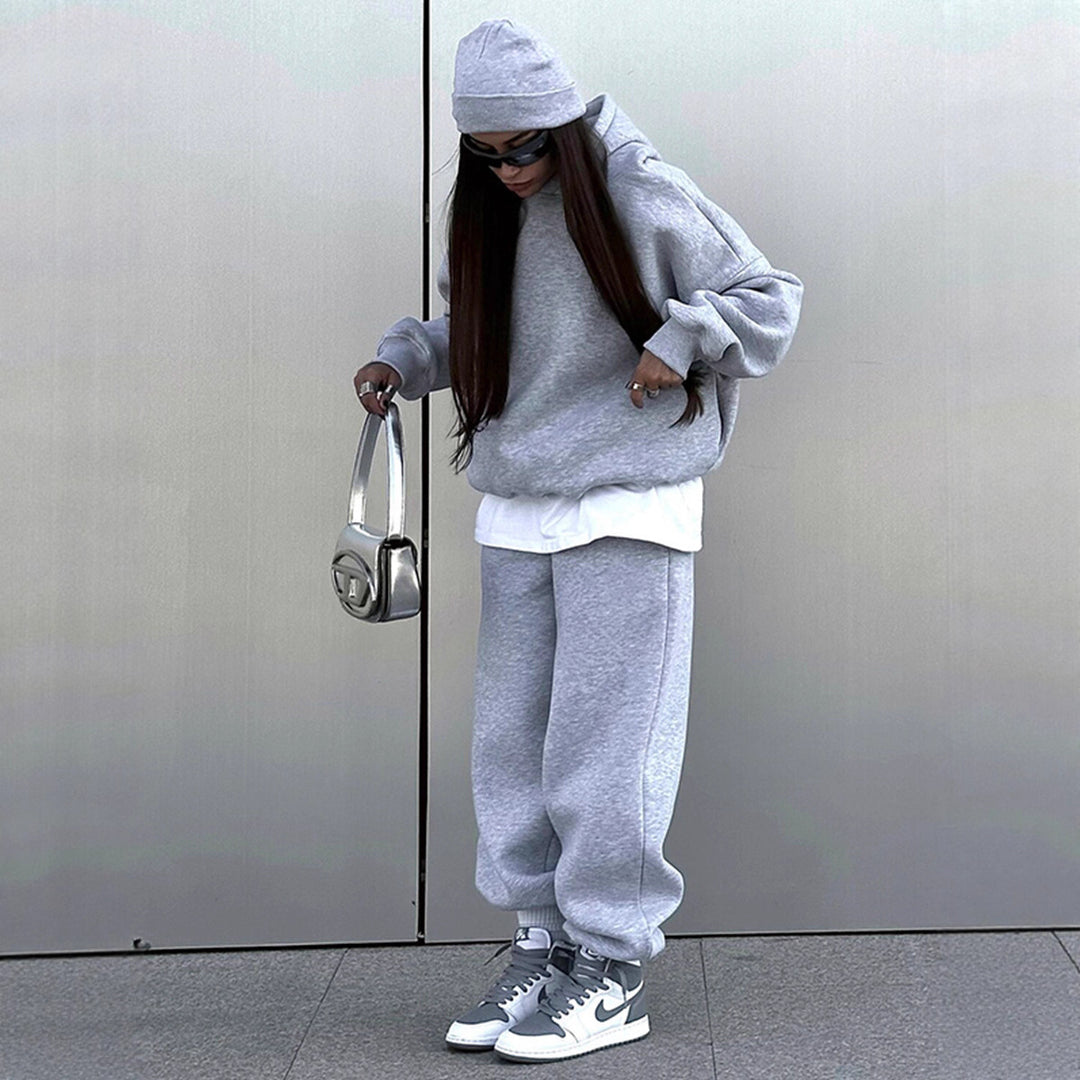 Damen urbanes Oversize-Lounge-Set mit Kapuzenpullover, locker geschnittener High-Waist-Jogginghose und passender Mütze Shop Nory