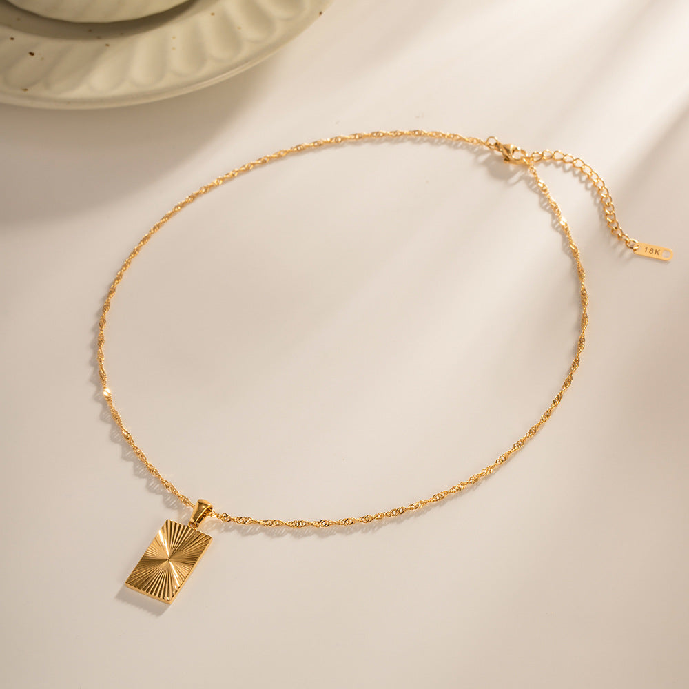 Damen Halskette mit stilvollem, strukturiertem Anhänger und edlem Kettendesign Shop Nory