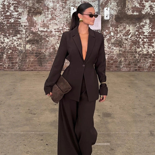 Damen Blazer mit tiefem V-Ausschnitt und eleganter Silhouette