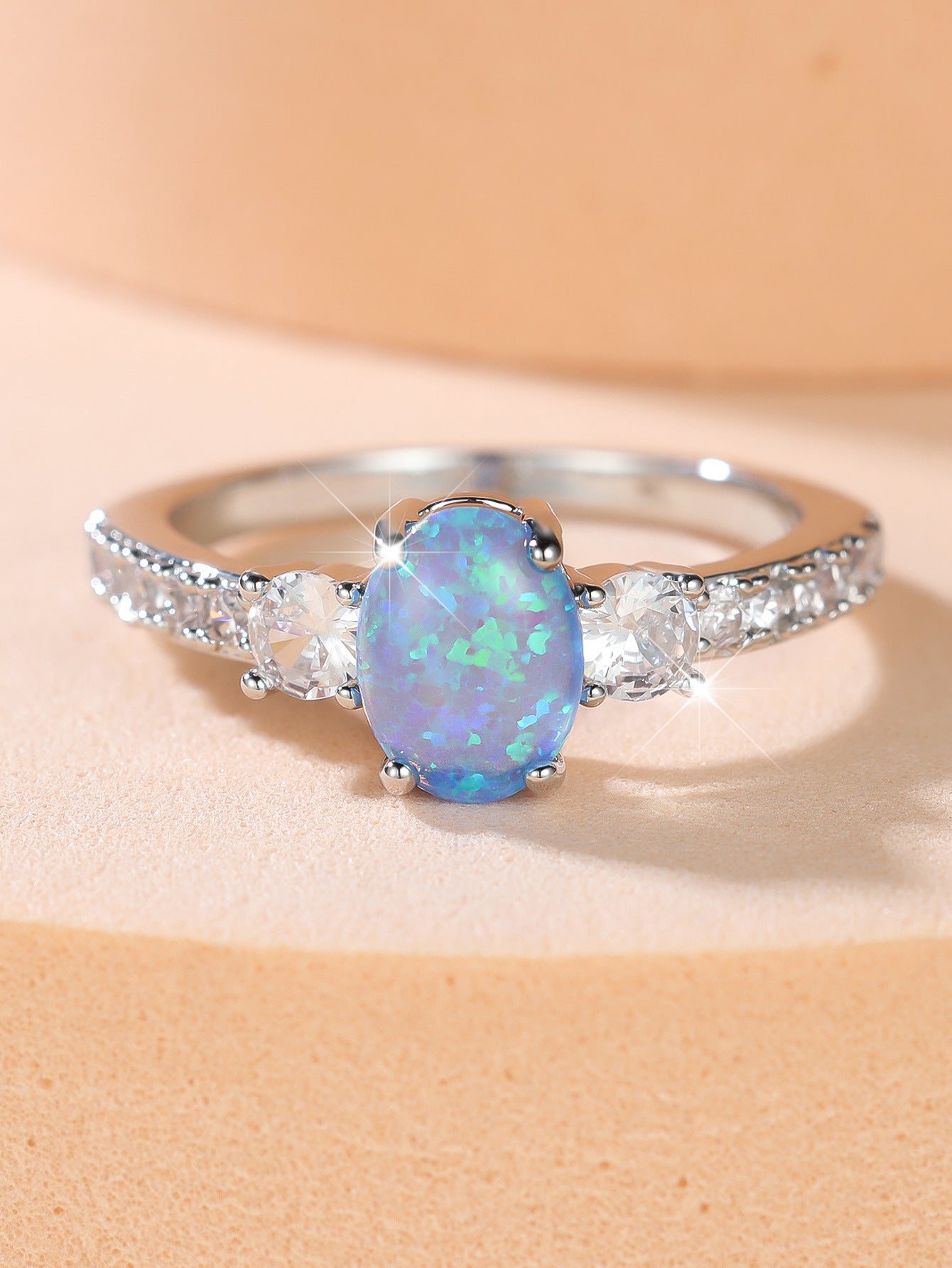 Damen Ring mit funkelndem Opal und zarten Zirkonia-Details Shop Nory