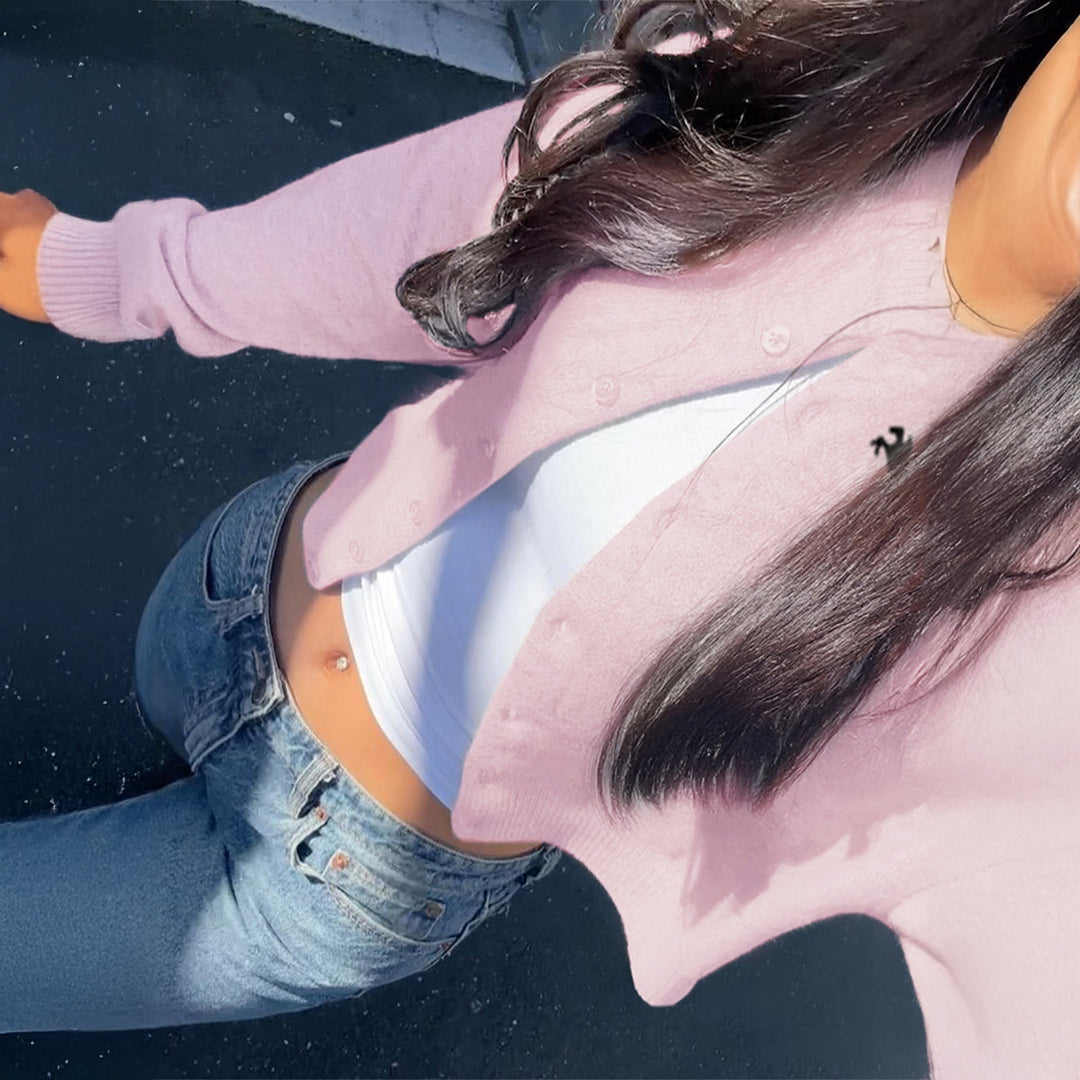 Damen nan kurzes Feinstrick-Cardigan mit Rundhalsausschnitt, durchgehender Knopfleiste und gesticktem Pferde-Logo Shop Nory