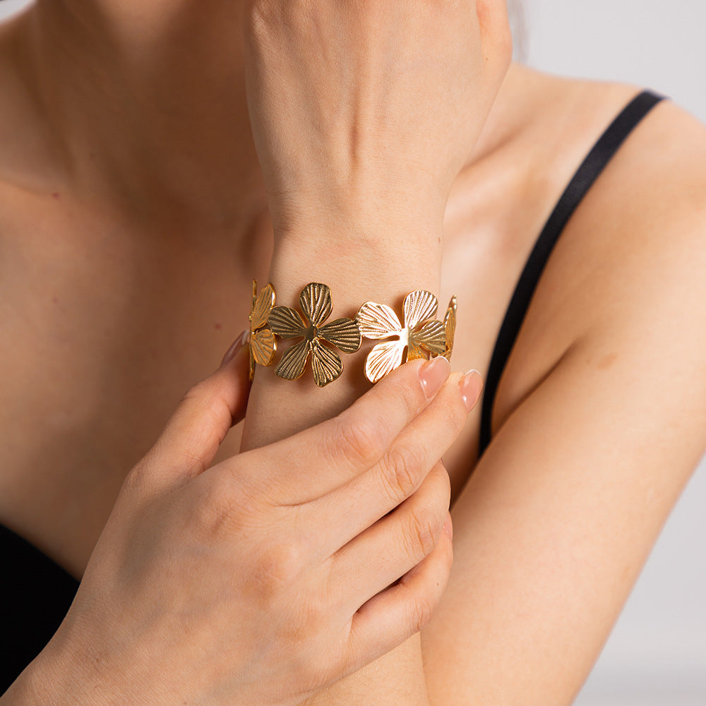 Damen Offenes Armreif mit floralem Design aus hochwertigem Edelstahl Shop Nory