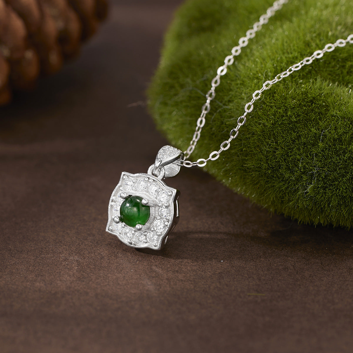 Damen Halskette mit grünem Jade-Anhänger und funkelnden Zirkonia Shop Nory