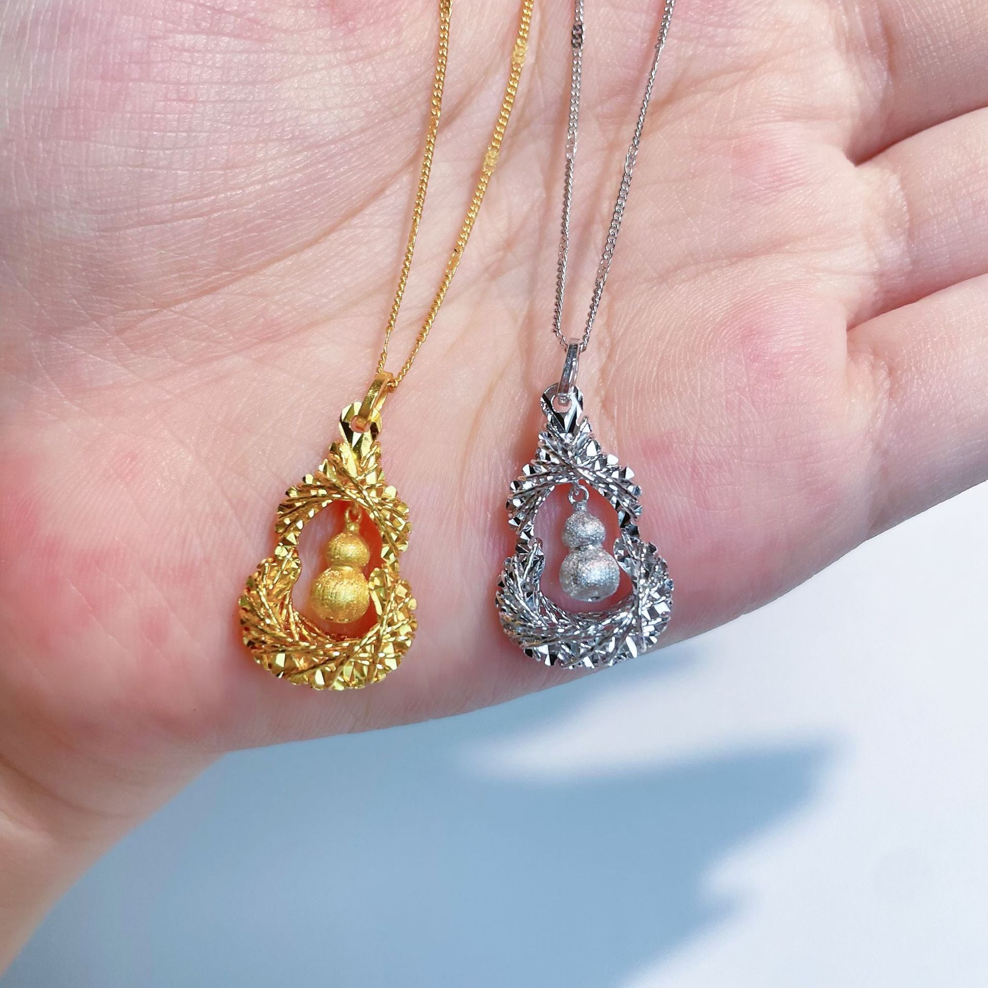 Damen Halskette mit kunstvollem Anhänger und stilisierten Motiven Shop Nory