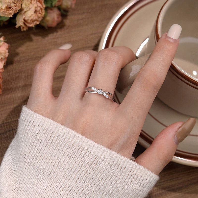 Damenring mit elegantem doppeltem Spiralmuster und funkelnden Zirkonia Shop Nory