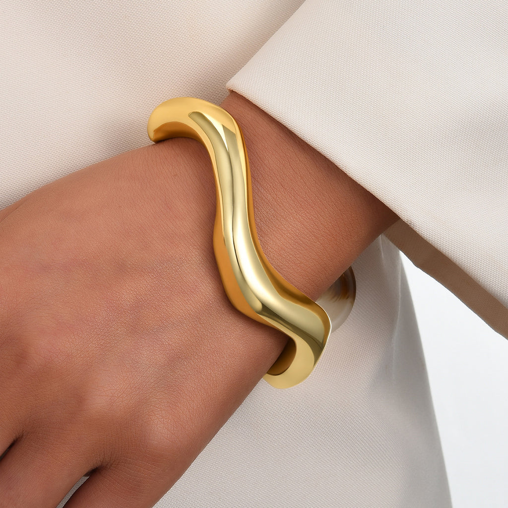 Damenarmband mit geschwungenem Design und elegantem Finish Shop Nory