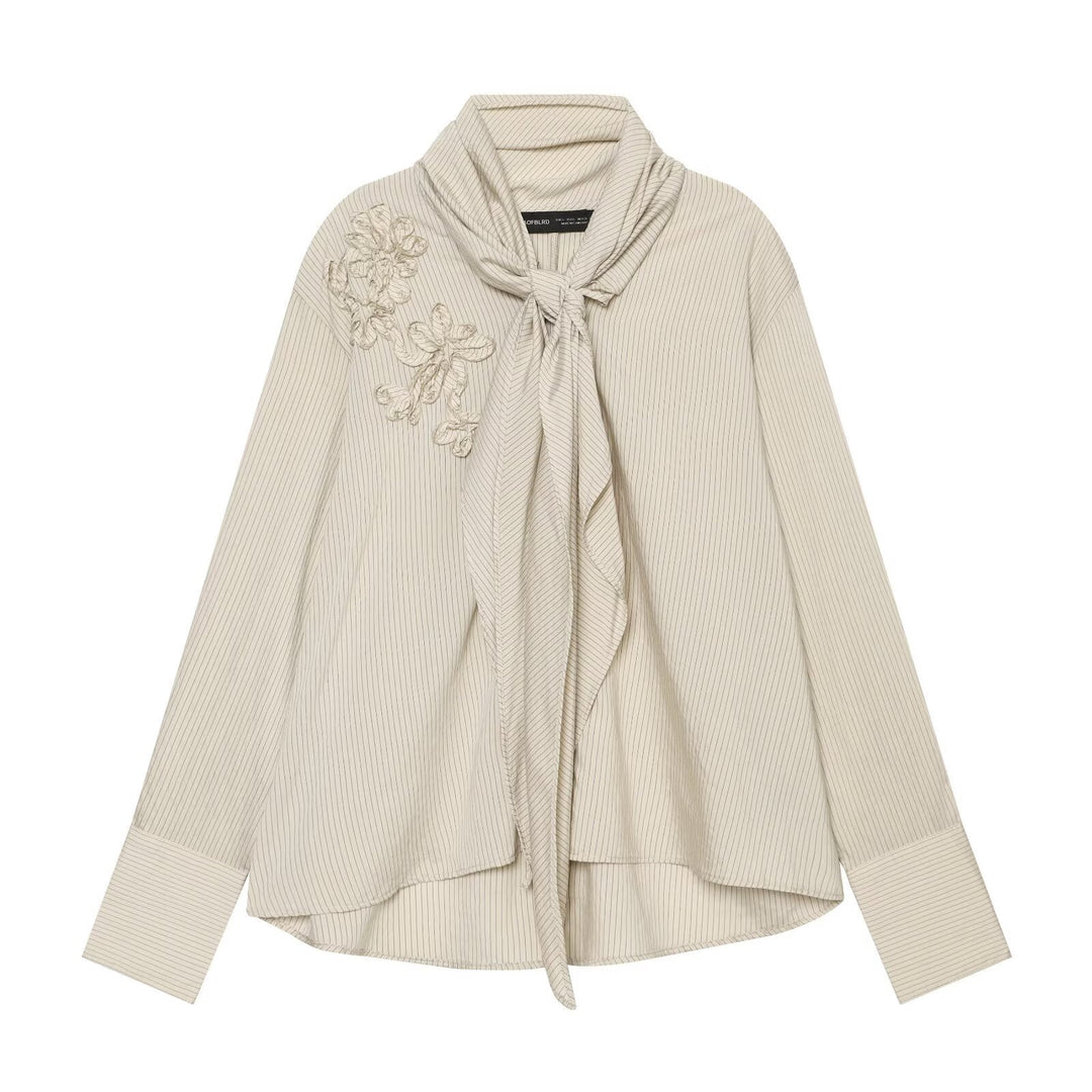 Damen Bluse mit Halstuchkragen, feinem Nadelstreifen und floraler Applikation Shop Nory