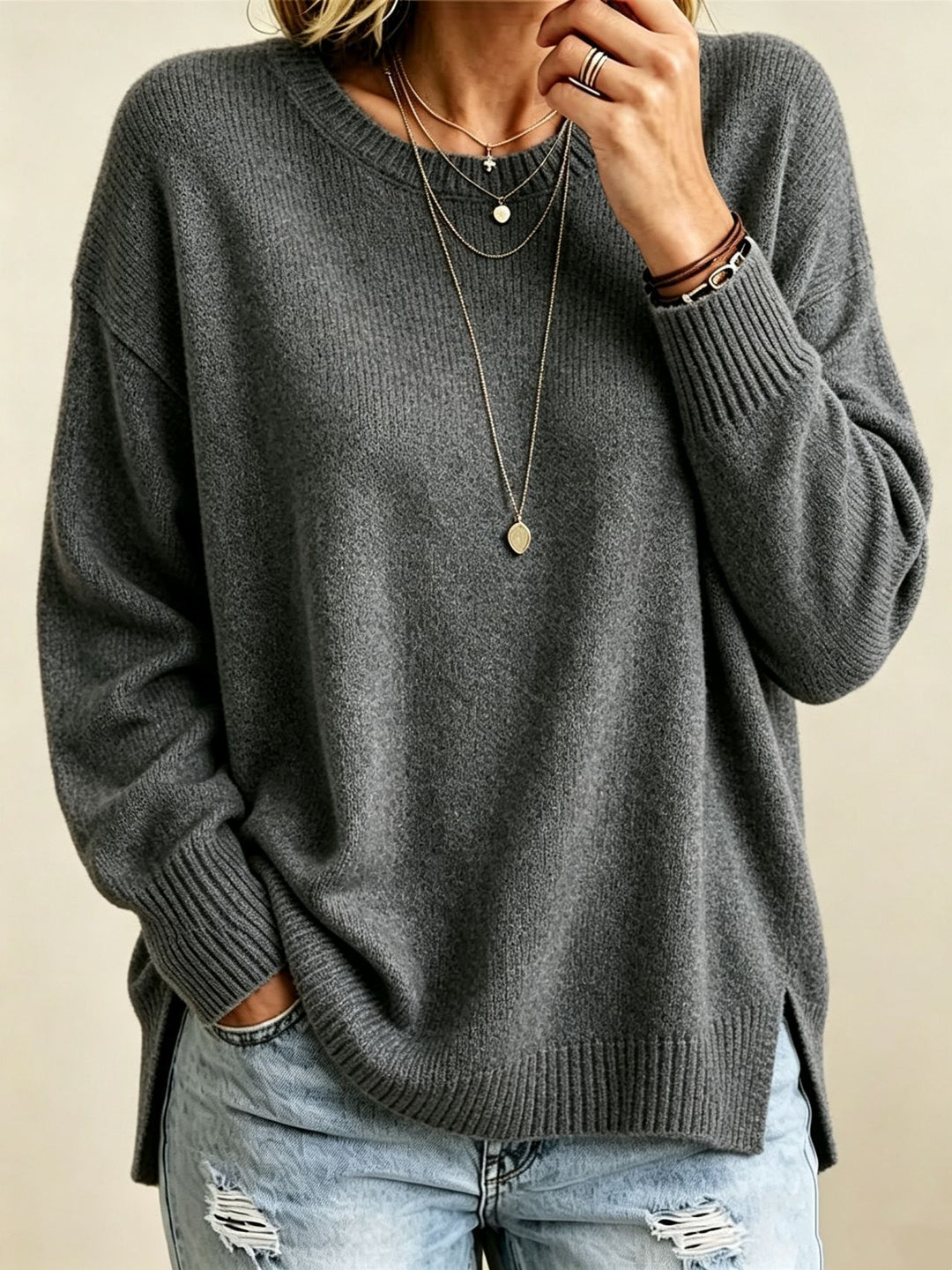 Damen Locker geschnittener Rundhals-Feinstrickpullover mit Seitenschlitzen und gerippten Bündchen Shop Nory