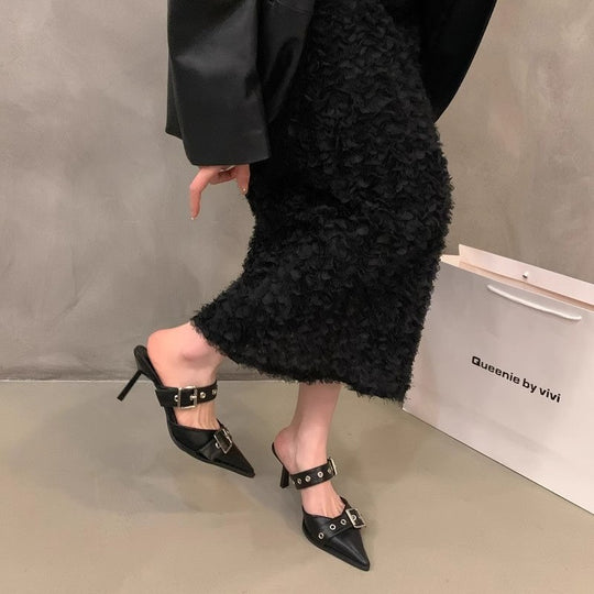 Damen Spitz zulaufende Mule‑Pantoletten mit doppeltem Schnallenriemen, Ösen‑Detail und niedrigem Kitten‑Absatz Shop Nory
