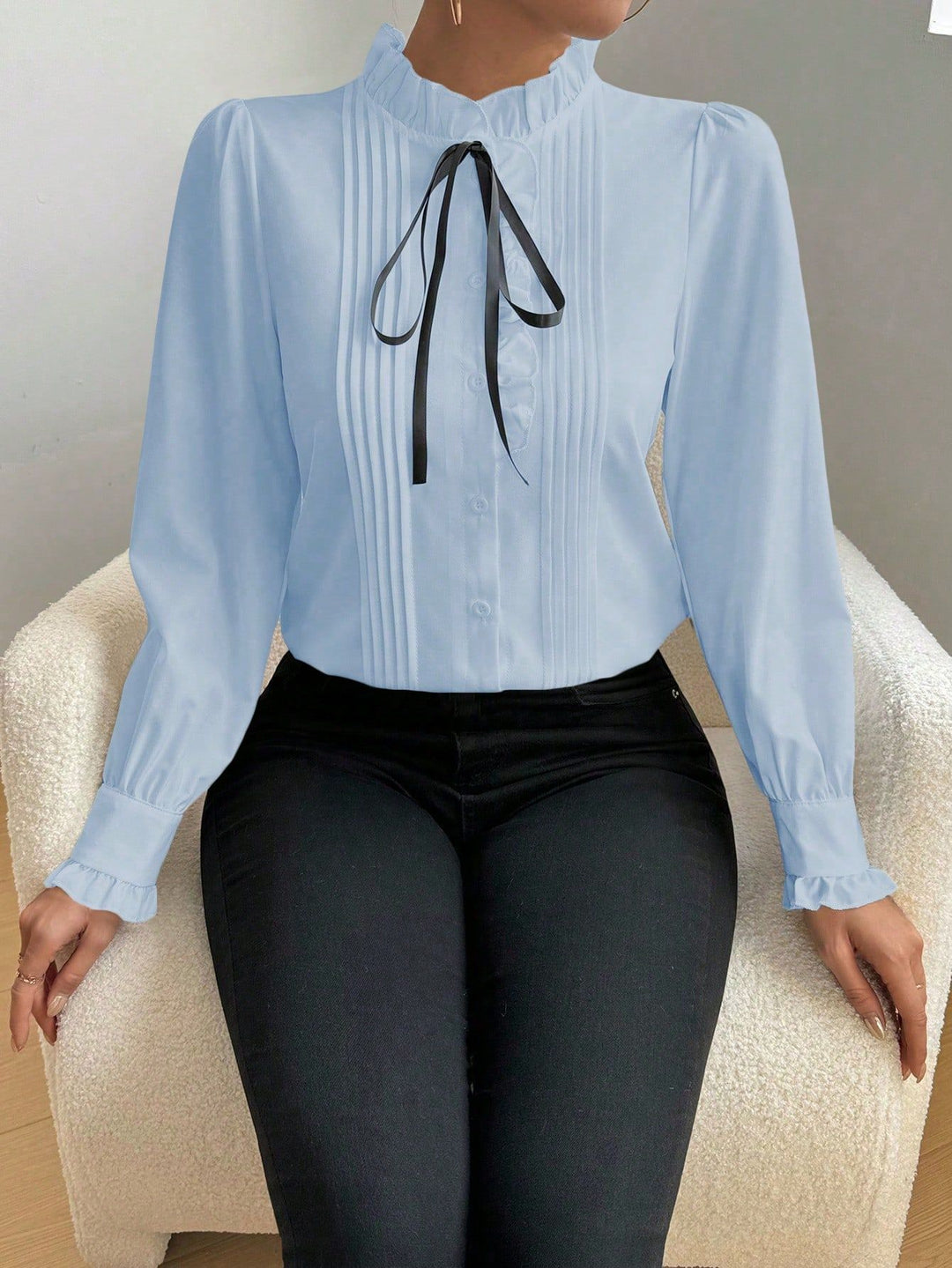 Damen Rüschenbluse mit Stehkragen, Längsfalten und Schleifenband Shop Nory