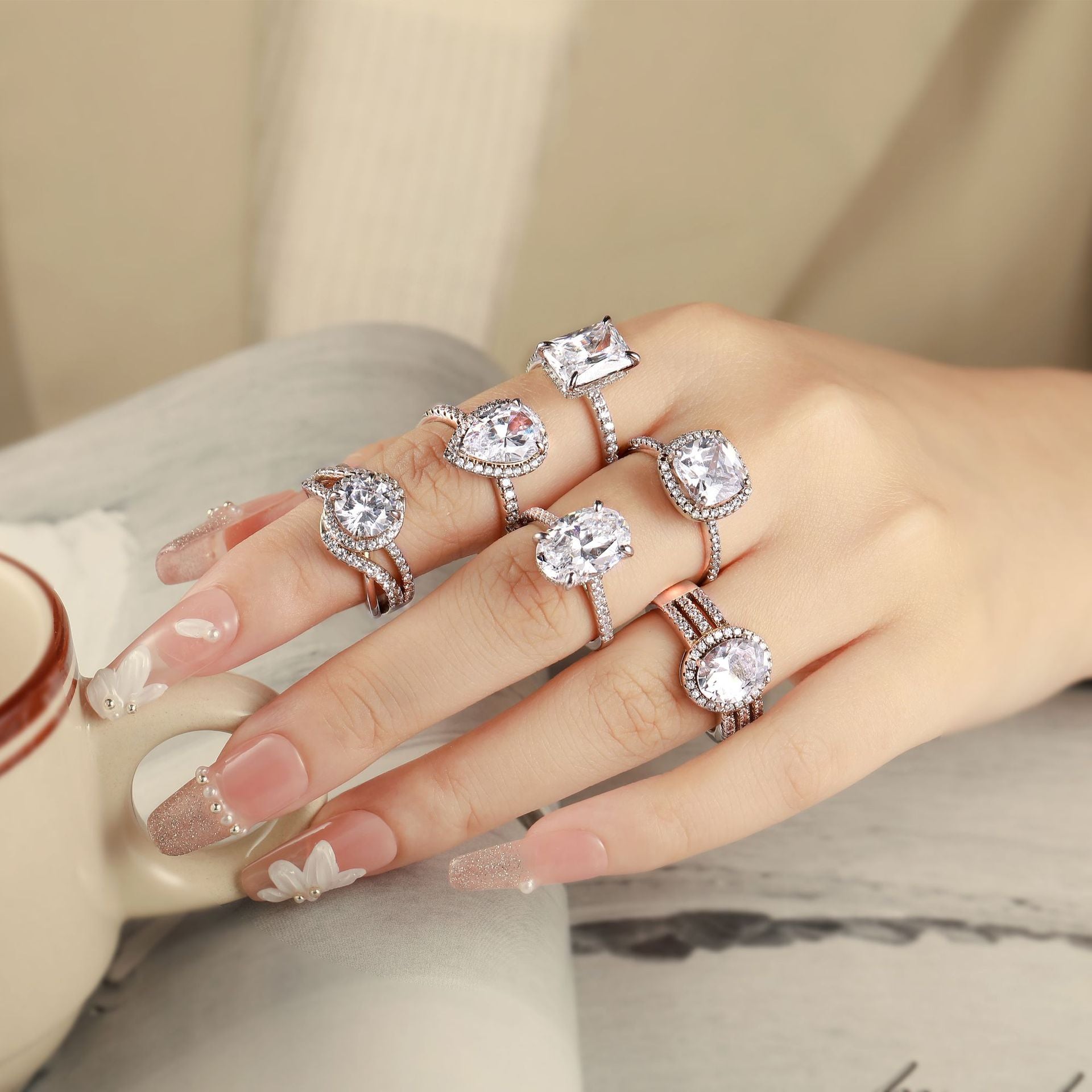 Damen Eleganter und funkelnder Verlobungsring mit ovalem Diamanten Shop Nory