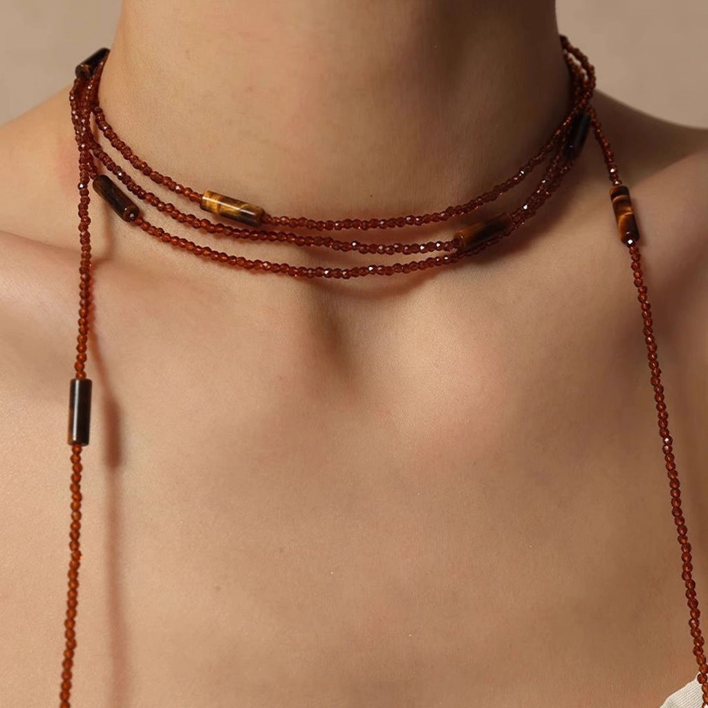 Damen Halskette mit handgefertigten, eleganten Perlen und modernen Metallakzenten Shop Nory