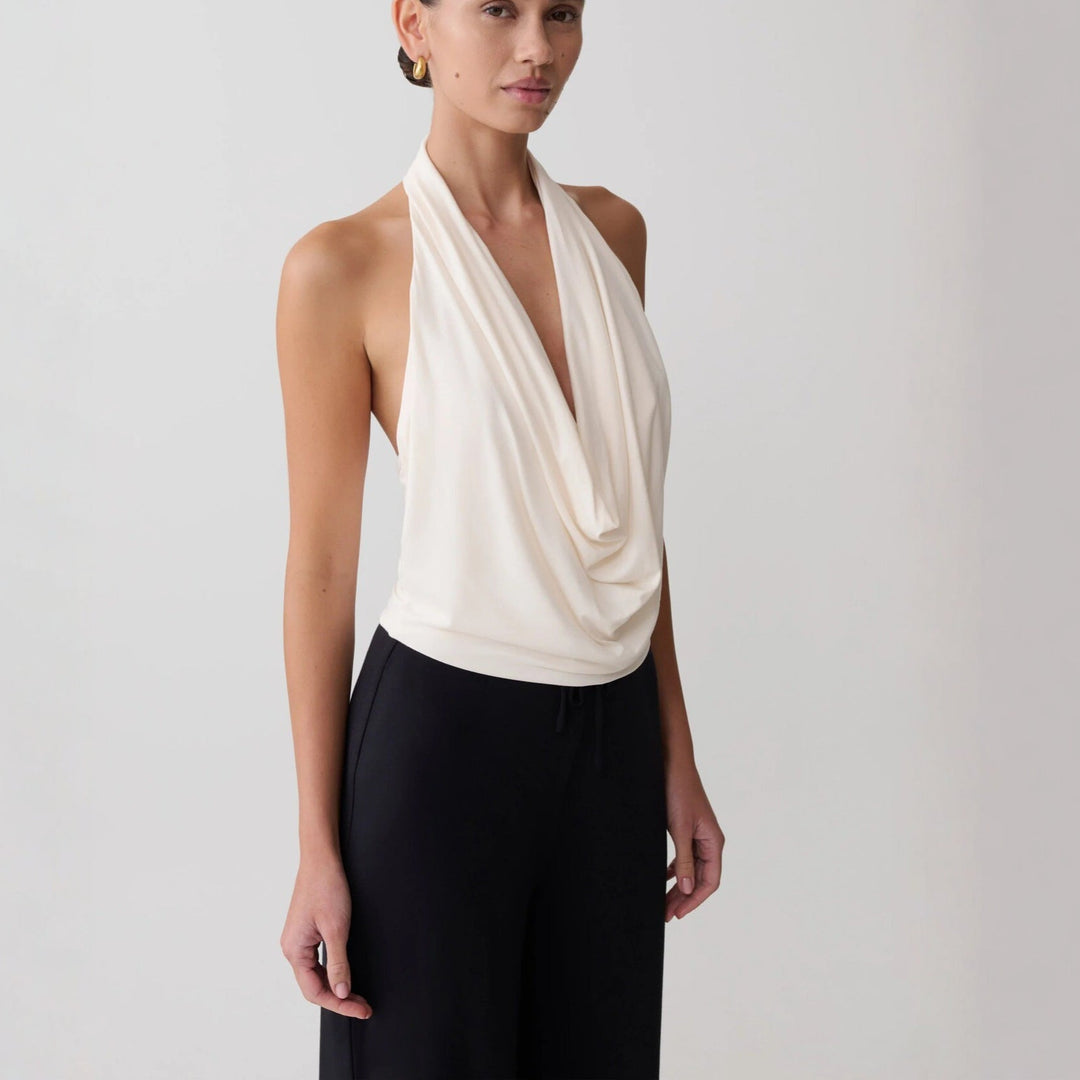 Damen Elegantes Halterneck-Top mit fließendem Stoff und tiefem Ausschnitt