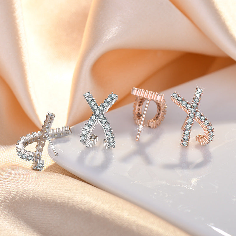 Damen Funkelnde Ohrstecker mit X-Design und Zirkonia-Akzenten Shop Nory