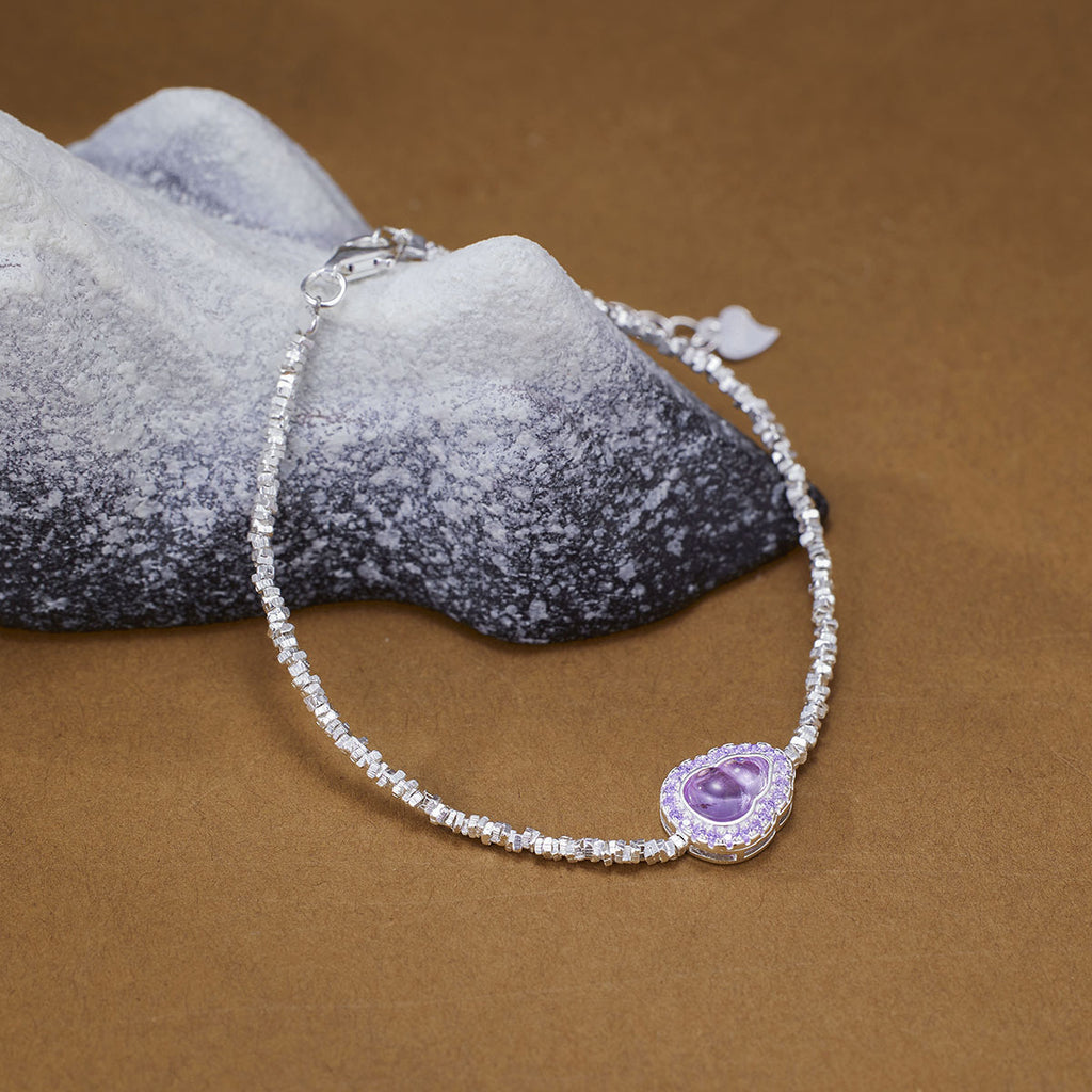 Damen Armband mit herzförmigem Amethyst-Anhänger und funkelnden Kristallelementen Shop Nory