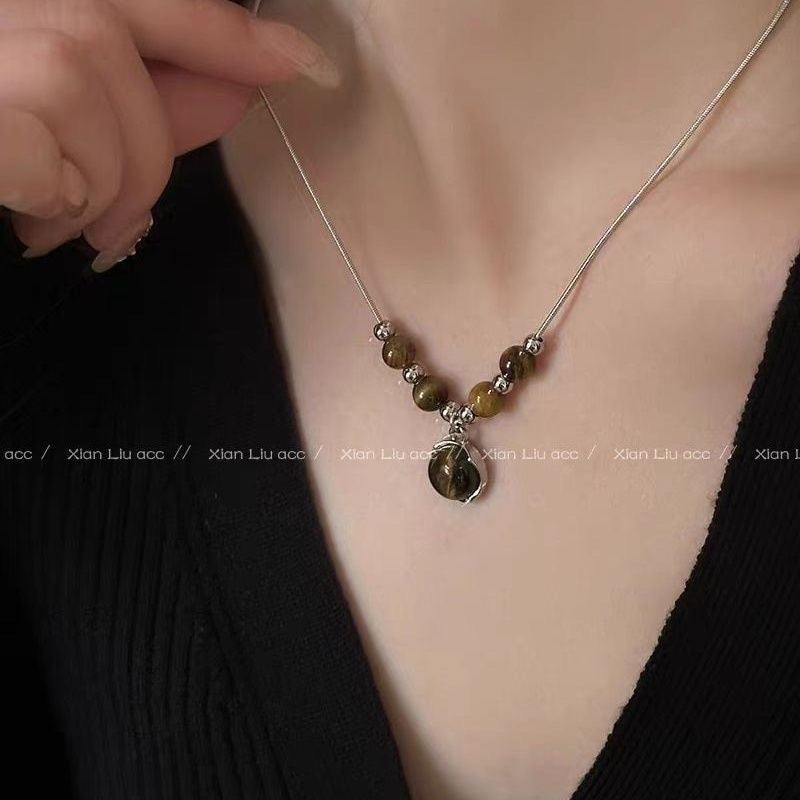 Damen Halskette mit elegantem ovalem Anhänger und hochwertigem Lederband Shop Nory