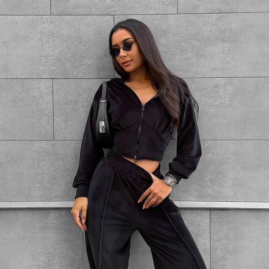 Damen kurzes Kapuzen-Cropped Zip-Sweatshirt mit tailliertem Brustsaum und weiter Velours-Loungehose mit elastischem Bund Shop Nory
