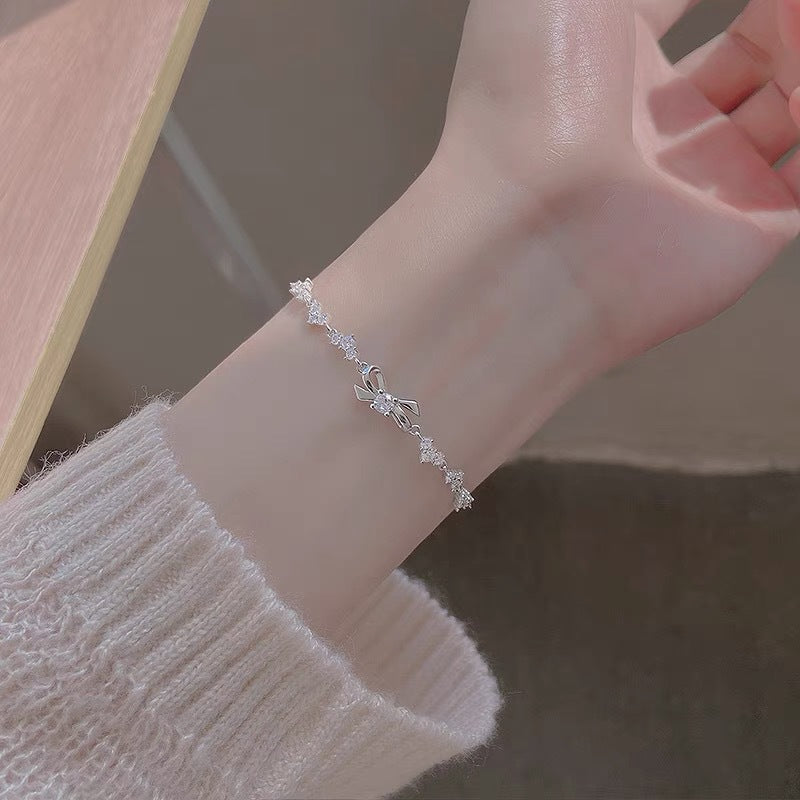 Damen zartes Armband mit funkelnden Zirkonia und filigranen Designelementen Shop Nory