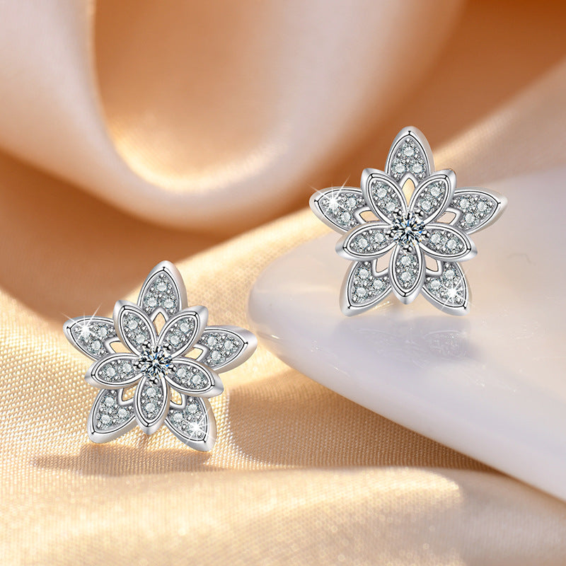 Damen Ohrstecker mit floralen Design und funkelnden Zirkonia Shop Nory