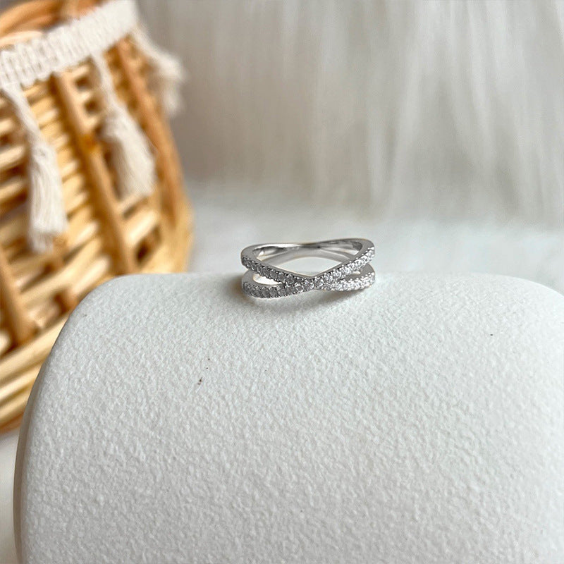 Damenring mit elegantem verschlungenem Design und funkelnden Kristallen Shop Nory