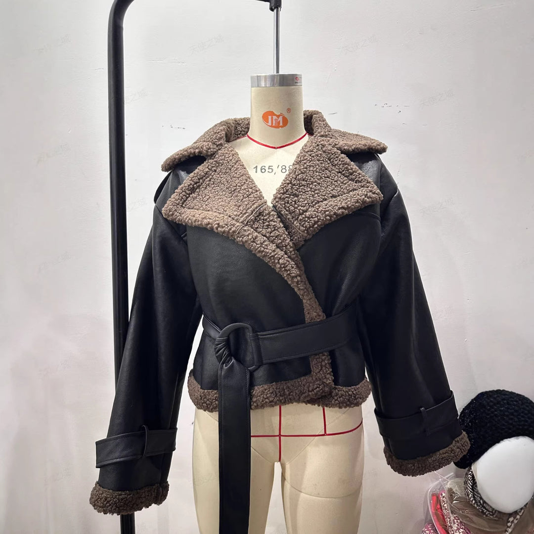 Damen Kurz geschnittene Fliegerjacke aus Lederoptik mit Teddyfutter und Taillengürtel Shop Nory