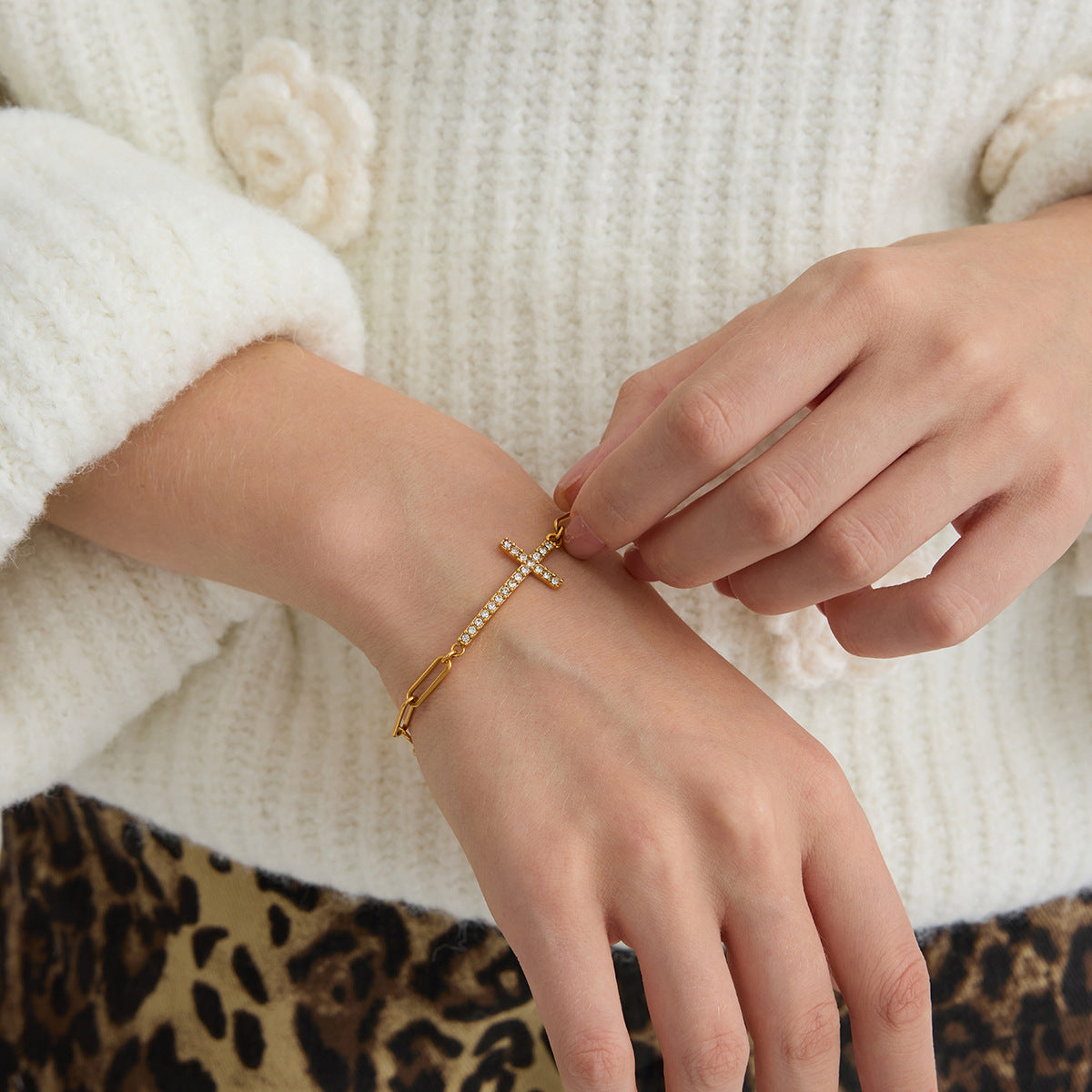 Damen Kettenarmband mit Kreuz und Zirkonia Shop Nory