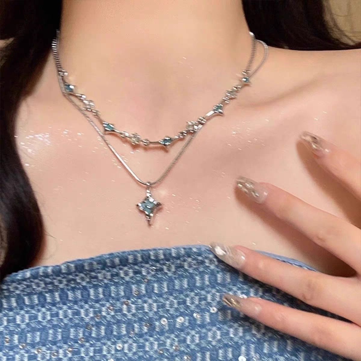 Damen mehrschichtige Halskette mit einzigartigem Anhänger und funkelnden Elementen Shop Nory
