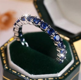 Damen Ring mit funkelnden Zirkonia in eleganter Fassung Shop Nory
