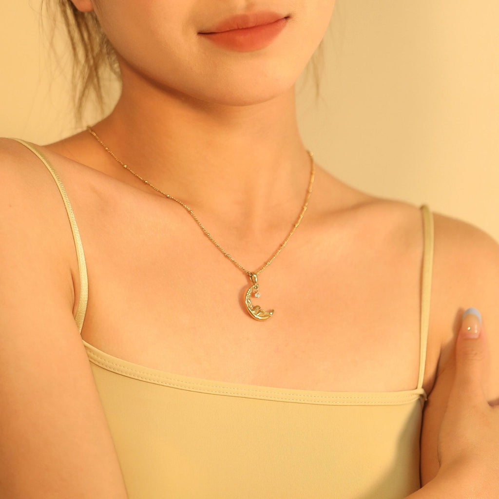 Damen Halskette mit mondförmigem Anhänger aus goldplattiertem Edelstahl und funkelndem Zirkonia Shop Nory