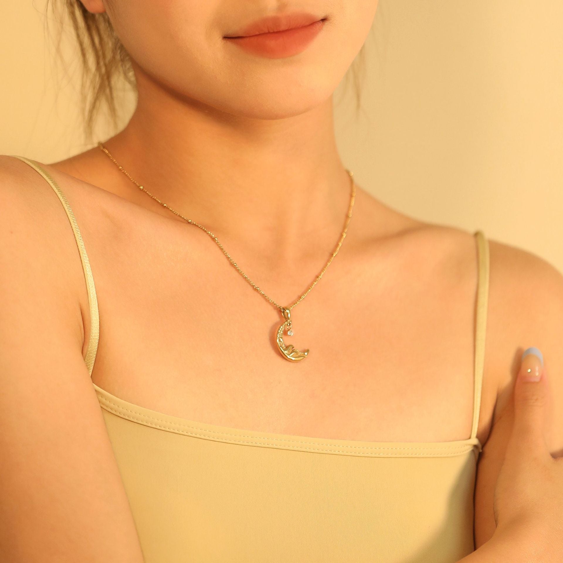 Damen Halskette mit mondförmigem Anhänger aus goldplattiertem Edelstahl und funkelndem Zirkonia Shop Nory