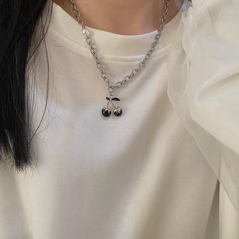 Damen Halskette mit verspieltem Kirschanhänger und zarten Perlendetails Shop Nory