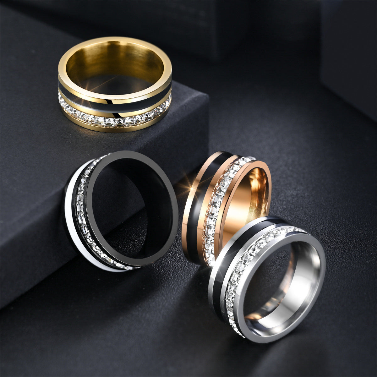 Herren Ring mit edler schwarzer Keramikeinlage und glitzerndem Zirkonia-Besatz Shop Nory