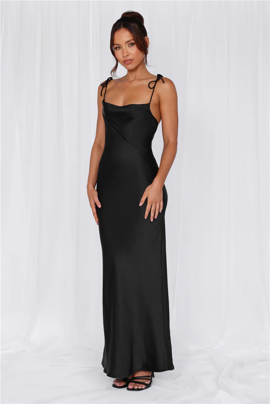 Damen Elegantes Satin-Maxikleid mit verstellbaren Trägern und figurbetontem Schnitt Shopnory
