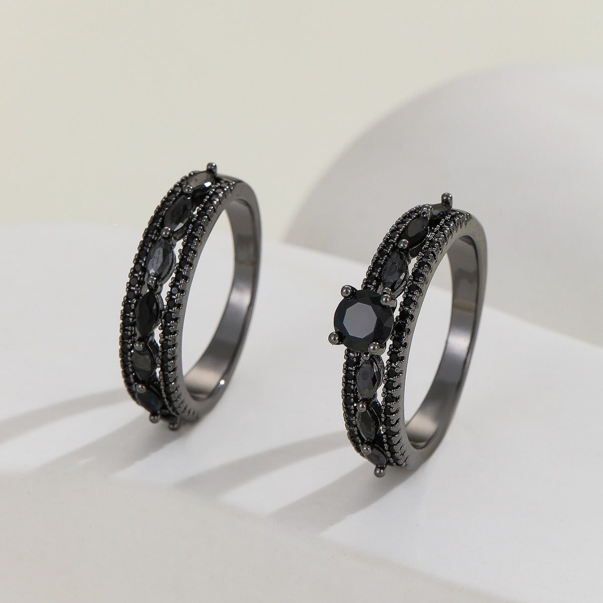 Damen Eleganter Ring mit zarten Zirkonia-Inlays Shop Nory
