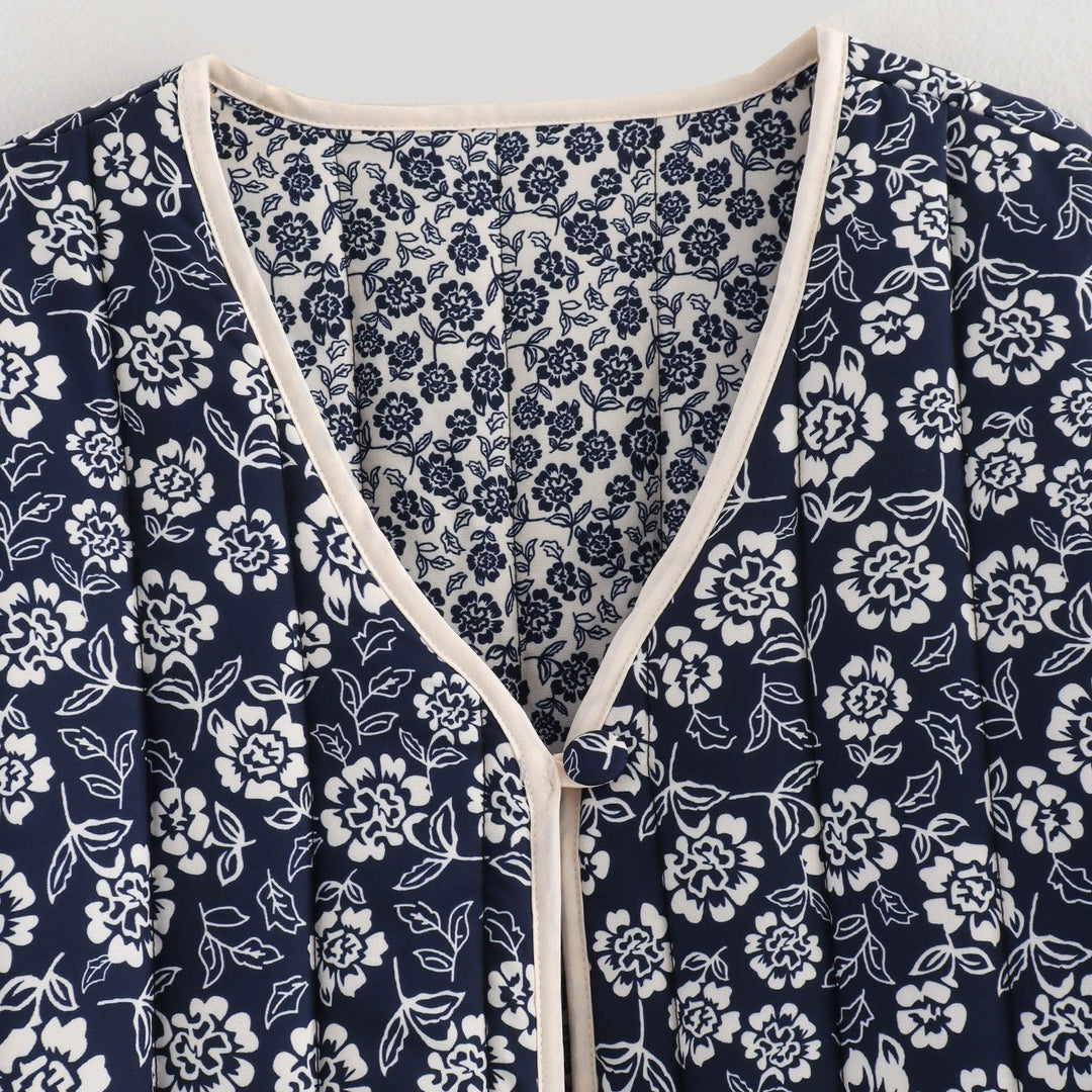 Damen gesteppte Jacke mit floralem Allover, V-Ausschnitt, Kontrastpaspel und aufgesetzten Taschen Shop Nory