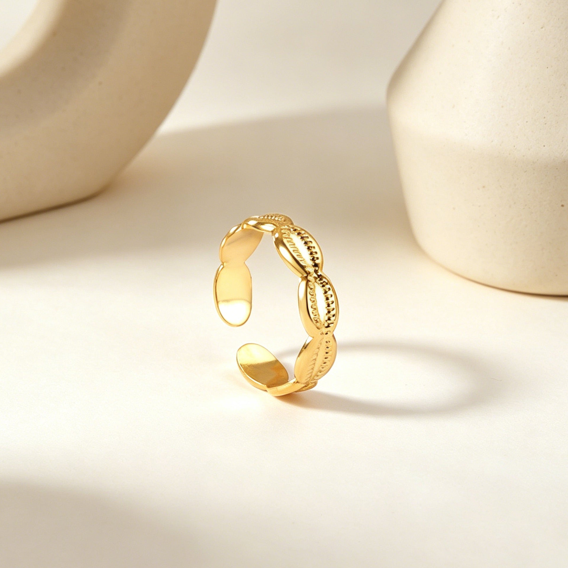 Damen offener Ring mit kunstvollem Muschel-Design und hochwertiger Goldbeschichtung Shop Nory