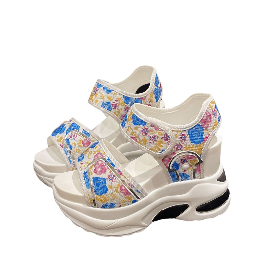 Damen Massiver Keilabsatz-Sandalette mit verstellbaren Klettriemen und geblümtem Textilobermaterial Shop Nory