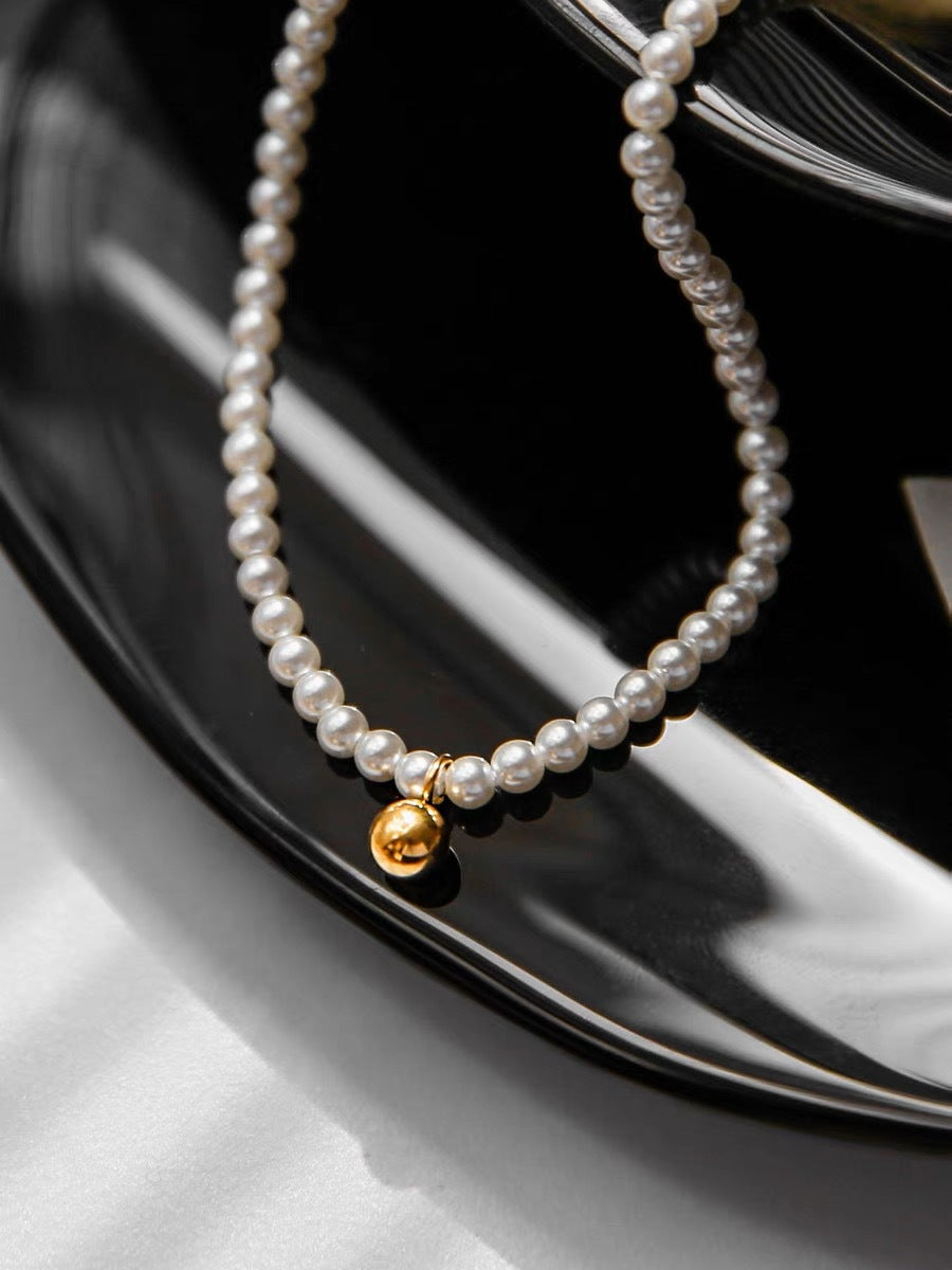 Damen Elegante Süßwasserperlen- und Goldakzentarmband Shop Nory
