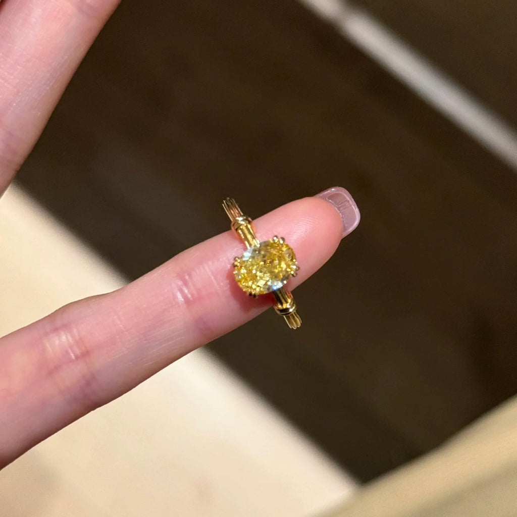 Damenring mit exquisiter Goldfassung und strahlendem Gelbstein Shop Nory