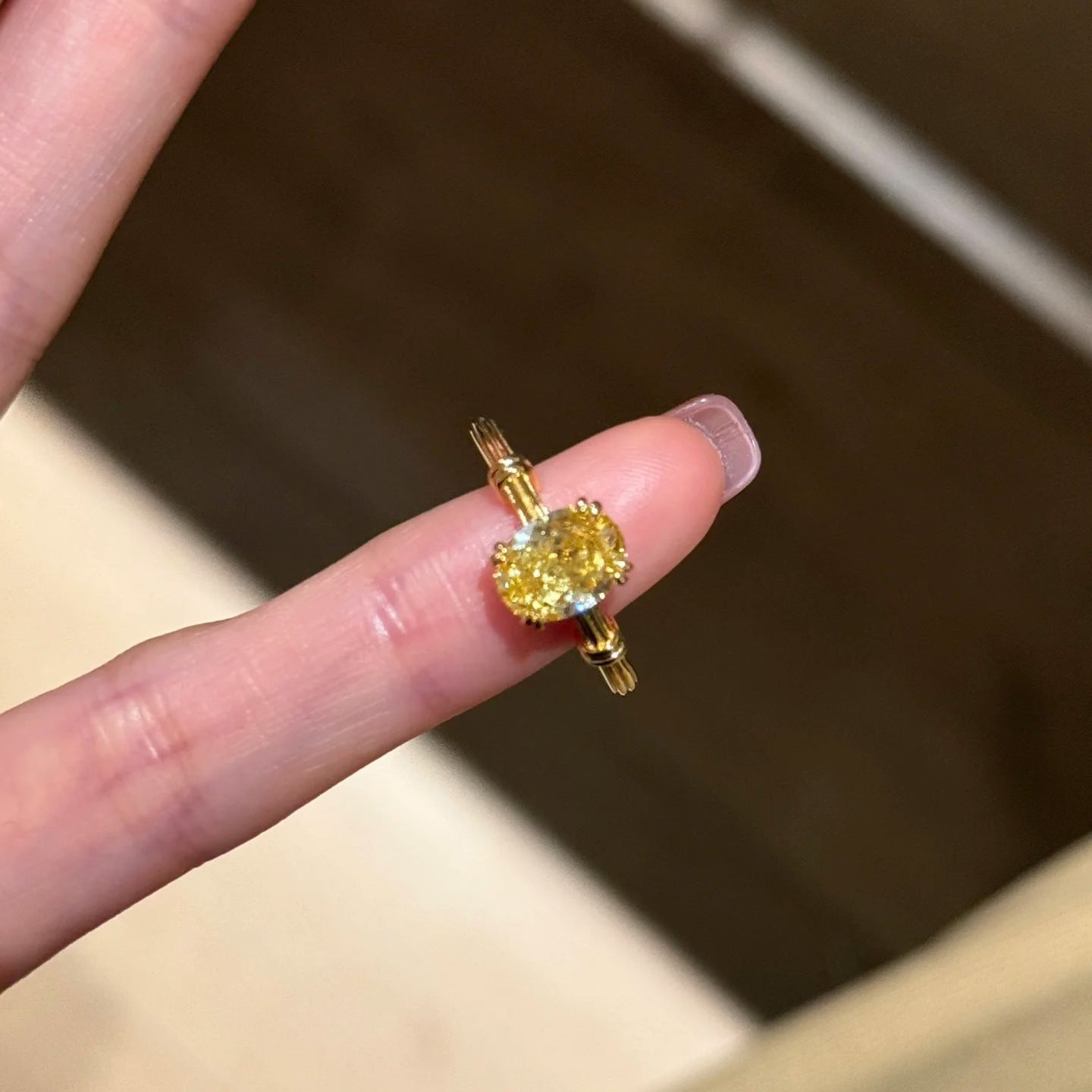 Damenring mit exquisiter Goldfassung und strahlendem Gelbstein Shop Nory