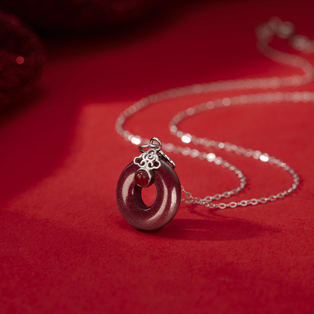 Damen Halsschmuck mit kunstvollem Donut-Anhänger aus hochwertigem Halbedelstein und Zirkonia-Details Shop Nory