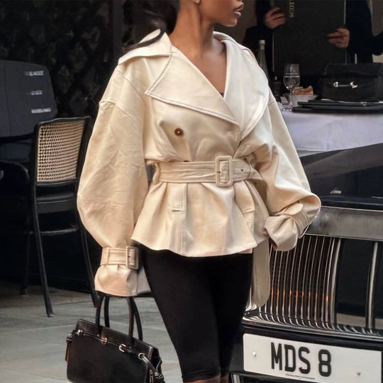 Damen Kurz-Trenchcoat mit tailliertem Gürtel, weitem Revers und kastiger Silhouette Shop Nory