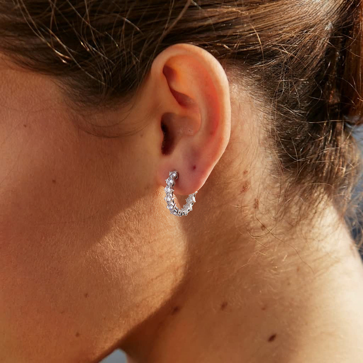 Damen Creolen mit funkelnden Zirkonia und hypoallergenem Edelstahl Shop Nory