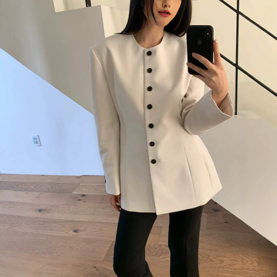 Damen Taillierter Blazer mit skulpturaler Schulter, Rundhalsausschnitt und Kontrastknopfleiste Shop Nory