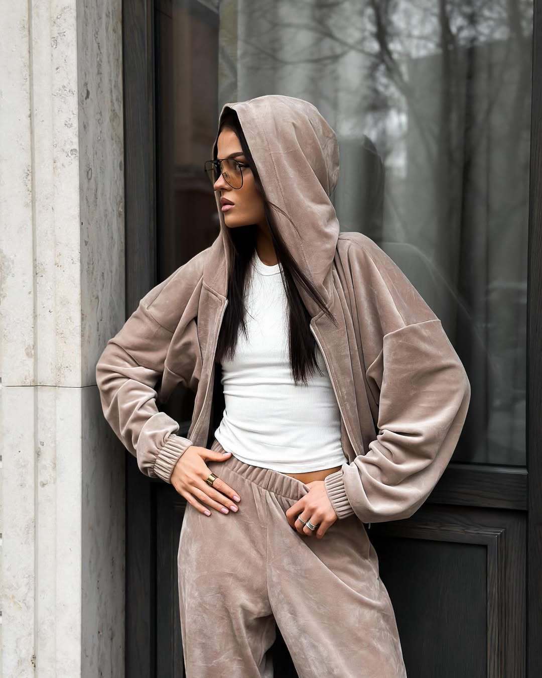 Damen cropped Samt-Zipjacke mit Kapuze und elastischer High-Waist Loungehose Shop Nory