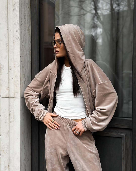 Damen cropped Samt-Zipjacke mit Kapuze und elastischer High-Waist Loungehose Shop Nory