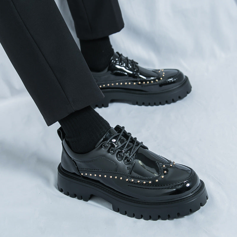 Damen Plateau-Brogue Derby mit markanter Profilsohle und Lacklederoptik Shop Nory